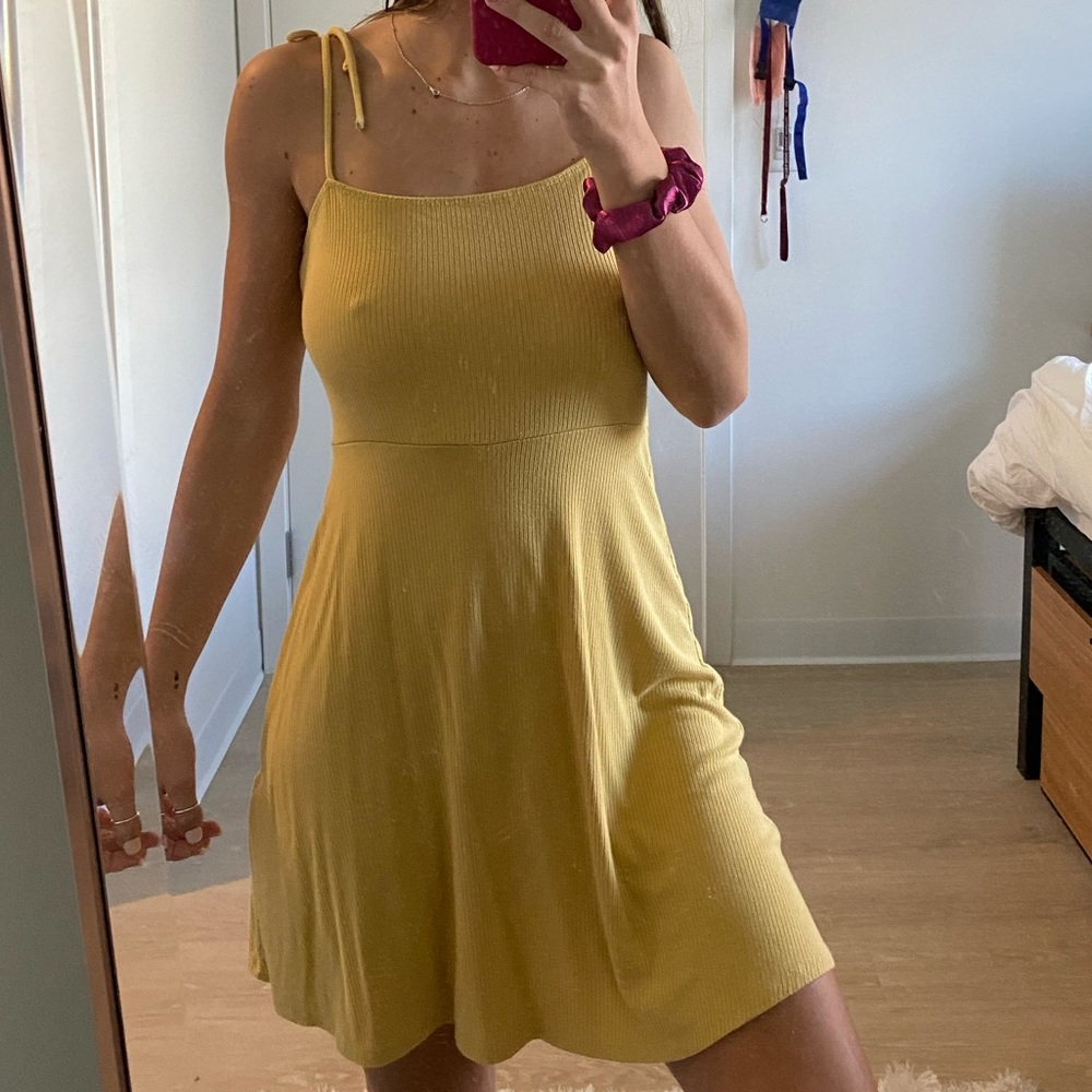 Yellow dress with adjustable straps :)💛